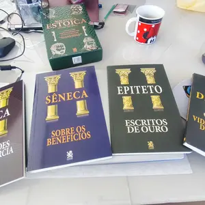 Livros da Biblioteca Estoica Volume III expostos sobre uma mesa