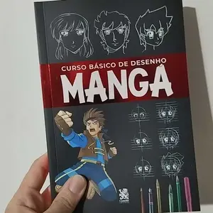 Capa do livro Curso Básico de Desenho Mangá segurado em uma mão